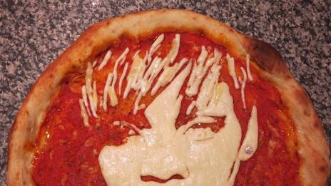 Креативни пици с лицата на известните