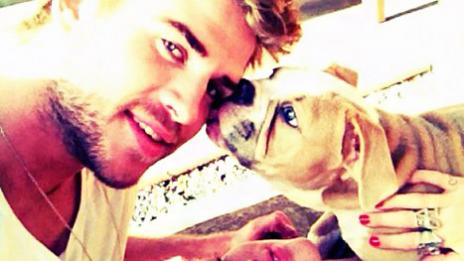 Майли Сайръс и Лиъм Хемсуърт позират за семеен портрет