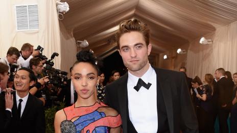 FKA Twigs е готова да я обиждат, щом е с Робърт Патинсън