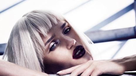 Роузи почерни устните, които я правеха обект на подигравки като малка