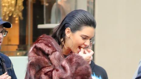 Кайли Дженър си похапва нездравословно по улиците