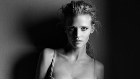 Ето така се продава бельо... (видео)