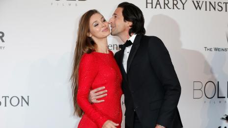 Ейдриън Броуди не може да се нарадва на приятелката си