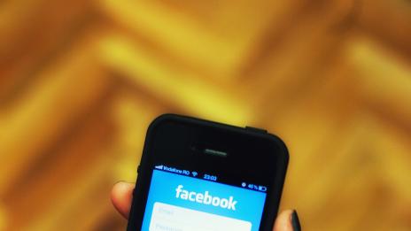 Дамите по-лесно попадат в плен на Facebook