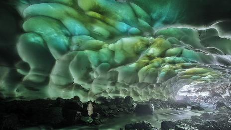 Пещерата в Камчатка може да засрами дори дъгата