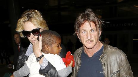 Чарлийз Терон малтретира сина си?