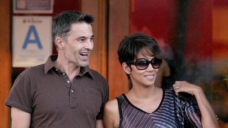 Хали и Оливие останаха без меден месец