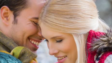 Знаците, че срамежливият мъж ви харесва