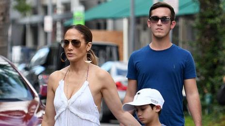Джей Ло пръска сексапил на улицата, поглези сина си Макс из Маями