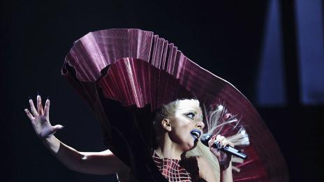 Гага с кошмарна визия на музикалните награди, тръгва си като победител