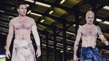 Юън Макгрегър и Джони Лий Милър показват мускули по килтове