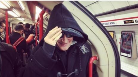 Род Стюарт отиде на собствения си концерт с метро
