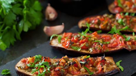 Видео рецепта: Пълнен патладжан