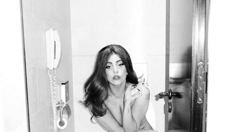 Гага се снима гола на тоалетната