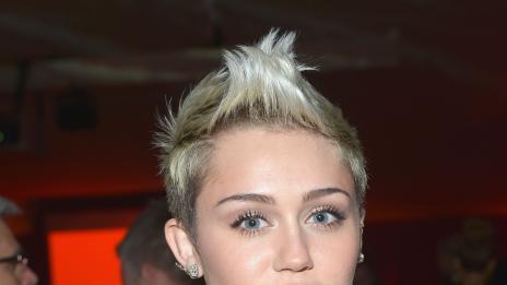 Майли Сайръс свали годежния си пръстен