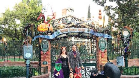 Дизайнер превърна семейството си в приказни герои