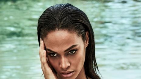 Джоан Смолс – вдъхновение по бански