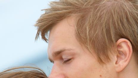 Приятелство с "консумация"