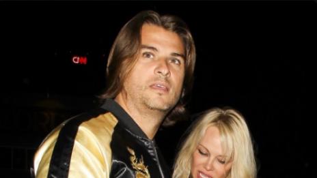 Памела Андерсън – щракната с младо гадже