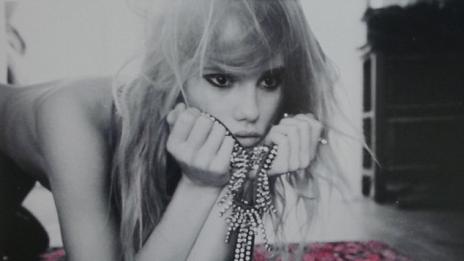 Жената, която омагьоса Брадли Купър, направи изложба