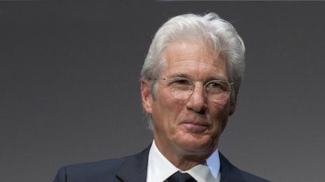 Ричард Гиър флиртувал с блондинка пред мъжа ѝ