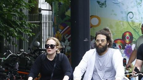 Рядко виждано: Адел възседна велосипед