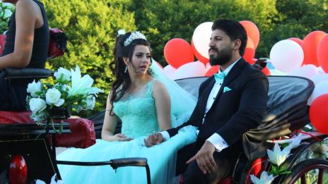 Фики и Гюлджан се сгодиха, пристигнаха с каляска