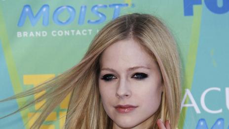 Аврил Лавин се сгоди