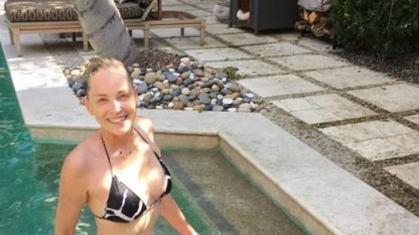 Красота! На 58 Шарън се съблече, без грим и фотошоп