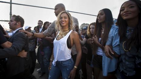 Ан Хатауей просълзява Бионсе