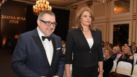 Десислава Радева замени роклите със сако и панталон