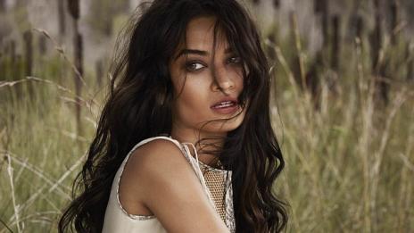 Сексапилната сирена Шанина Шейк общува с природата