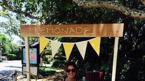 Сара Мишел Гелар продава лимонада, за да се издържа