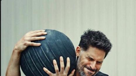 Красавецът Джо Манганиело показва мускули в модно списание