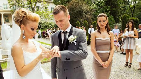 Магда хвана булчинския букет на Весела Топузакова