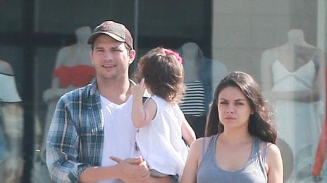 Мила и Аштън се наслаждават на родителството