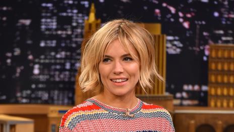 Сиена Милър вече е забравила Джъд Лоу и Даниел Крейг