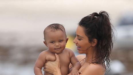 Ким Кардашян показа горещо тяло по бански