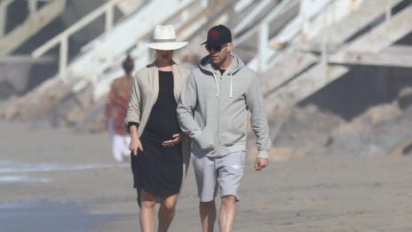 Стейтъм разходи бременната Роузи по плажа