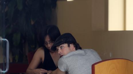 Иън Сомърхолдър си поддържа маникюра