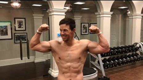 Марк Уолбърг шокира с дневния си график, ляга си в 19:30