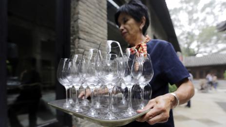 Защо не е безопасно да пием от хотелските чаши?