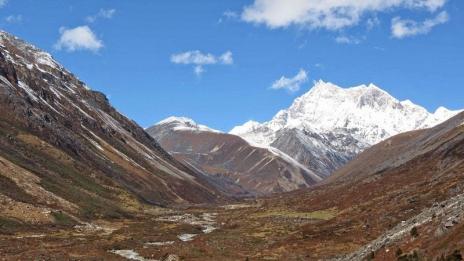 Гангкар Пуенсум – най-високият непокоряван връх в света