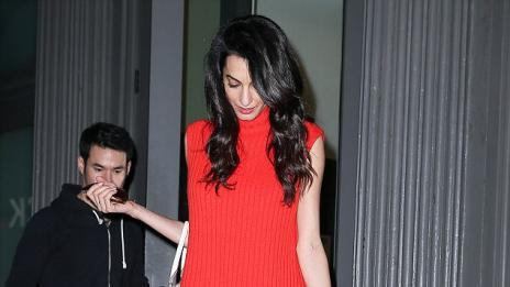 60-те са шик! Амал върна времето с плетена рокля