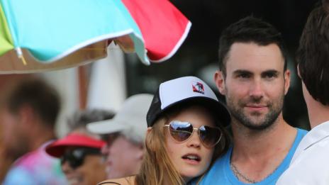 Адам Лавин си хвана ново секси гадже