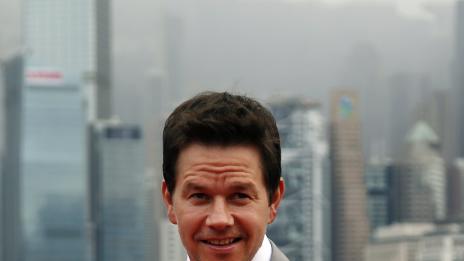 Марк Уолбърг опиянен от очите на Том Брейди