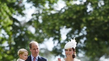 Кейт и Уилям с първата си поява като 4-членно семейство