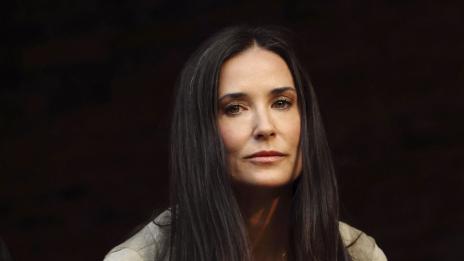 Деми на лов за по-зрял мъж