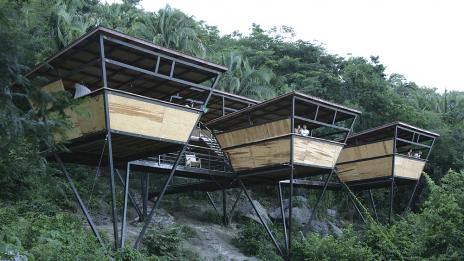 Кацнал на едно дърво...хотела V-Houses в тропическия рай