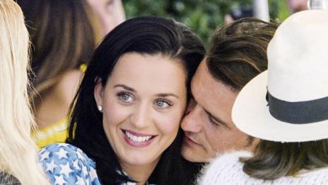 He kissed a girl and she liked it!: Орландо залепен за Кейти